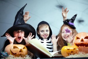 kids-reading-halloween-book_puvlzd